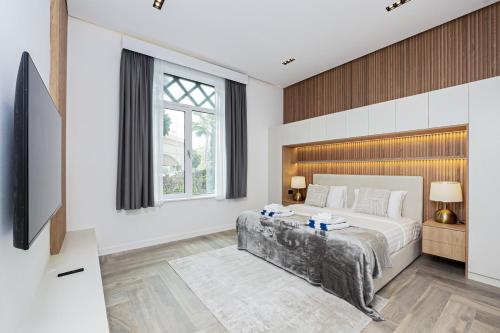 Luxury at Beachside Al Sultana Jumeirah Shoreline - DVH Holiday Homes - image 4