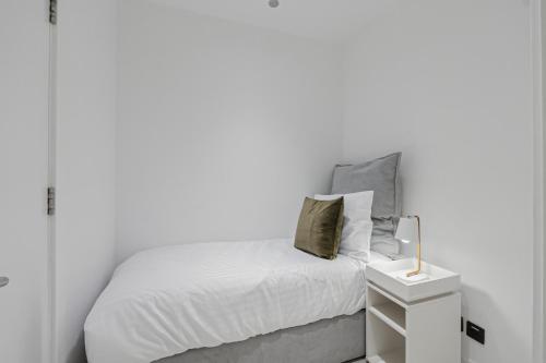 Luxury at Beachside Al Sultana Jumeirah Shoreline - DVH Holiday Homes - image 5
