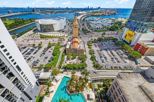 Luxury 3BR W Direct Bay Views at Downtown Miami in Miami, USA