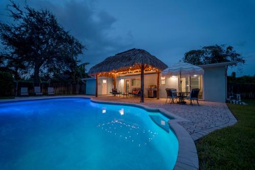 Deerfield Beach Boca Raton with pool 1 mile from the beach