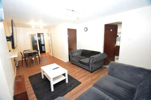 Spacious 3 Bedroom House in Beckton London gîte à louer Royal Albert DLR Station