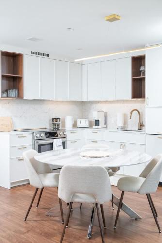 Back-Bay 2BR Penthouse w Roof top and GYM in Boston, USA
