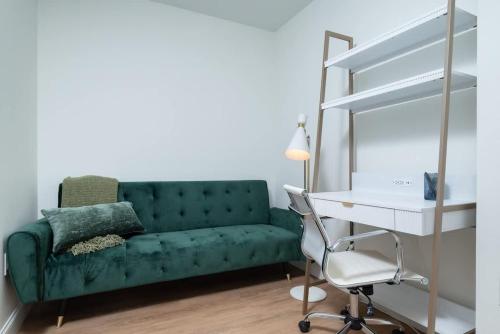 Upscale Penthouse w Gym & Parking near MGH & TUFTS in Boston, USA