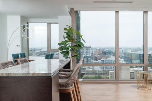 Upscale Penthouse w Gym & Parking near MGH & TUFTS