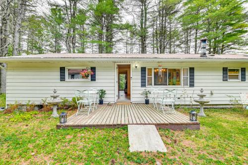 Gloversville Getaway with Grill 5 Mi to Water! in Gloversville, USA