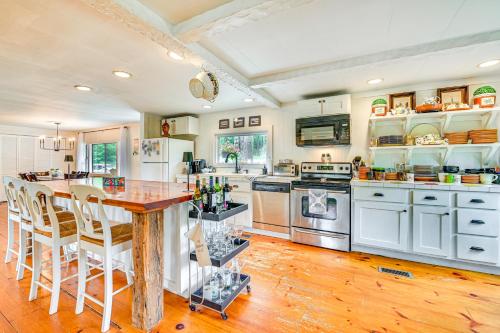 Gloversville Getaway with Grill 5 Mi to Water! in Gloversville, USA