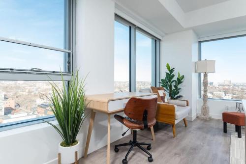 High Rise Retreat w City Skyline Views Shared Gym thumb 3