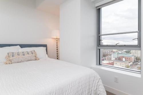 High Rise Retreat w City Skyline Views Shared Gym thumb 4