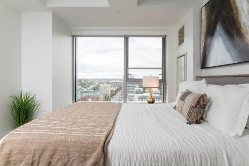 High Rise Retreat w City Skyline Views Shared Gym detail