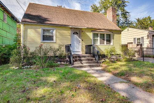 7 Mi to Forest Park Springfield Home with Yard in Springfield, USA