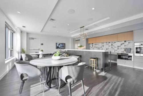 Central Square Penthouse near MIT Harvard Wi-Fi & GYM in Area Iv