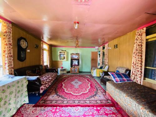 Island hotel and homestay photo 3