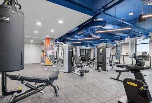 City Skyline w King Bed Pool Gym Wi-Fi & Parking in Cambridge, USA