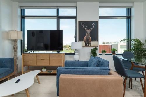 City Skyline w King Bed Pool Gym Wi-Fi & Parking in Cambridge, USA