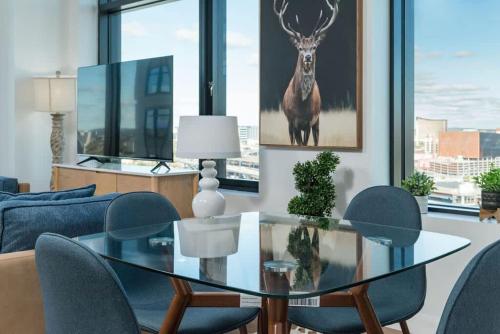 City Skyline w King Bed Pool Gym Wi-Fi & Parking in Cambridge, USA