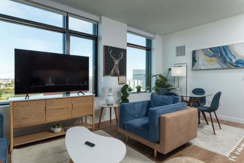 City Skyline w King Bed Pool Gym Wi-Fi & Parking in Cambridge, USA