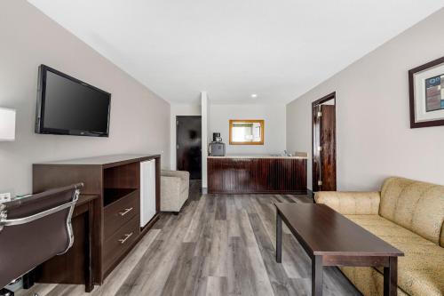Quality Inn Siloam Springs West Room Type - Suite, 1 King Bed, Non Smoking