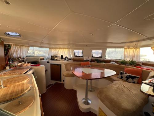 Catamaran Corto Maltese III, Lisabon