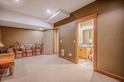 Treetop Getaway, Ski In and Out, Sleeps 10 in Big White, Canada