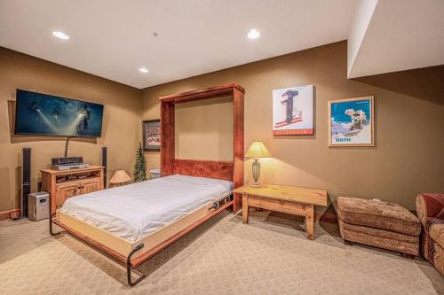 Treetop Getaway, Ski In and Out, Sleeps 10 in Big White, Canada