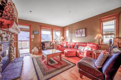 Treetop Getaway, Ski In and Out, Sleeps 10 in Big White, Canada