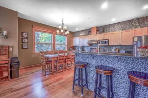 Treetop Getaway, Ski In and Out, Sleeps 10 in Big White, Canada