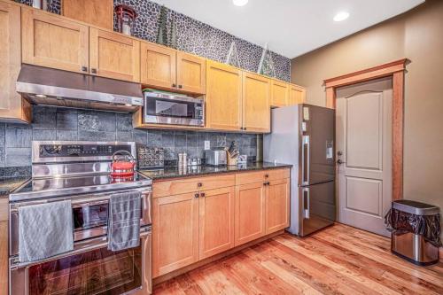 Treetop Getaway, Ski In and Out, Sleeps 10 in Big White, Canada