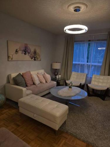 Cozy House-Downtown Mississauga in Mississauga, Canada
