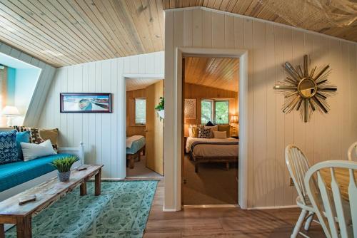 Geneva Beach House Delavan Suite - Half Mile Walk to the Lake - Shared Backyard - Parking in Lake Geneva, USA