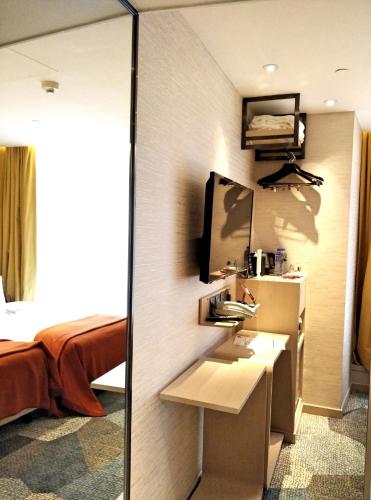 Premier Twin Room image 6
