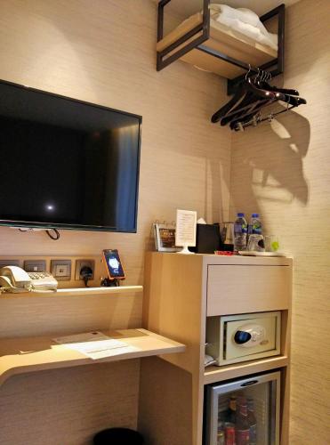 Premier Twin Room image 5