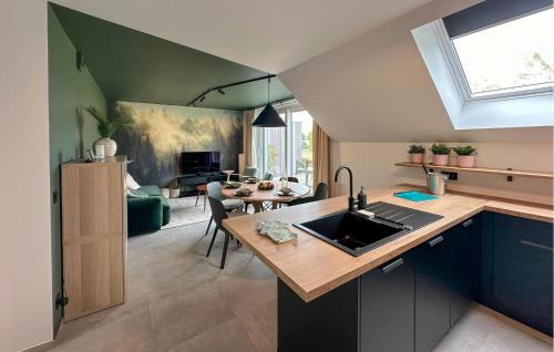 廚房, 2 Bedroom Beautiful Apartment In Bièvre (2 Bedroom Beautiful Apartment In Bievre) in 比耶夫爾