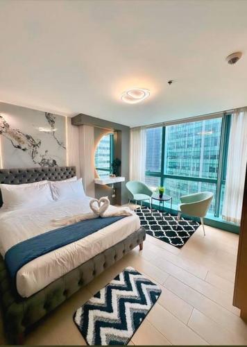 Cozy 3br Condo in BGC Uptown by Joan L