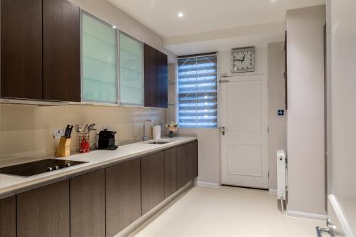 PickThePlace 3-bedroom Portman square - image 13