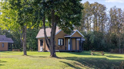 A szálláshely kívülről, Domaine Sayam in Val-Brillant (QC)