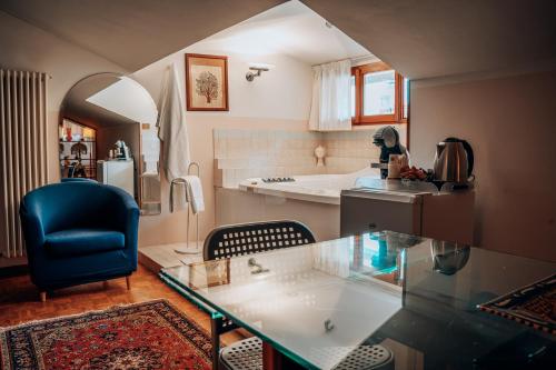 Suite in Open Space con Jacuzzi in Villa Iris, Parcheggio Privato in Giardino, in Centro Città