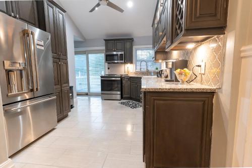 15 Minutes from PHL Airport - Cozy & Modern Rancher Style Home in Chester, USA