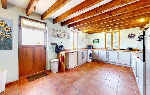 virtuve, Awesome Home In St Saud Lacoussiere in Saint-Saud-Lacoussiere