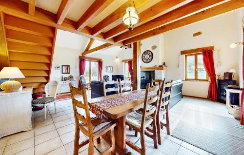 Awesome Home In St Saud Lacoussiere in Saint-Saud-Lacoussiere