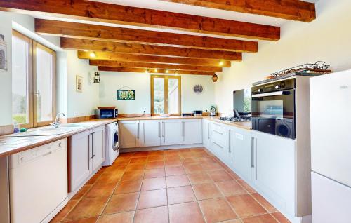 virtuve, Awesome Home In St Saud Lacoussiere in Saint-Saud-Lacoussiere