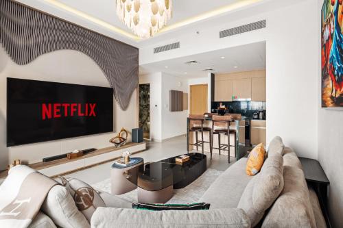 Stylish Poolside Apartment in Dubai Creek Harbour - By DuStay, Dubai