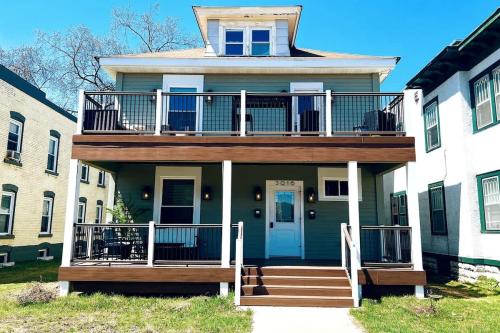 . Trendy and Stylish 3BR Uptown Duplex