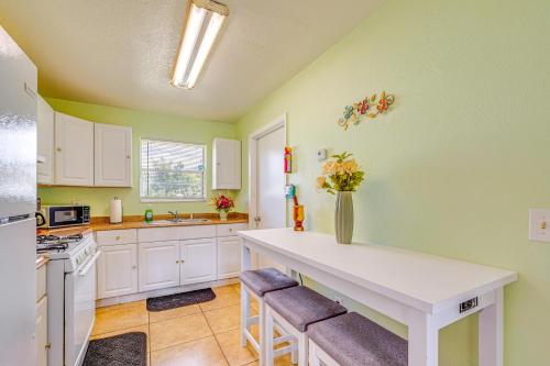 1 Mi to Paddock Mall and Downtown Ocala Abode! in Ocala, USA