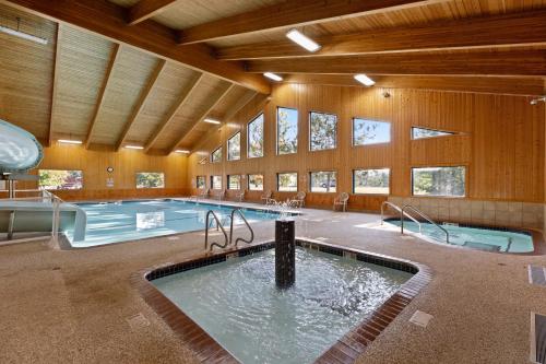 The Lodges at Breezy Point - 수영장
