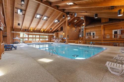 The Lodges at Breezy Point - 수영장