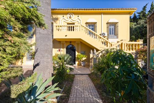 12p Villa Private Pool 5 Bathrooms 150m to Beach and Walking to La Cala de Mijas, Malaga