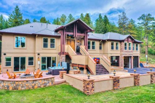 Family Paradise with Indoor Pool in Woodland Park, USA