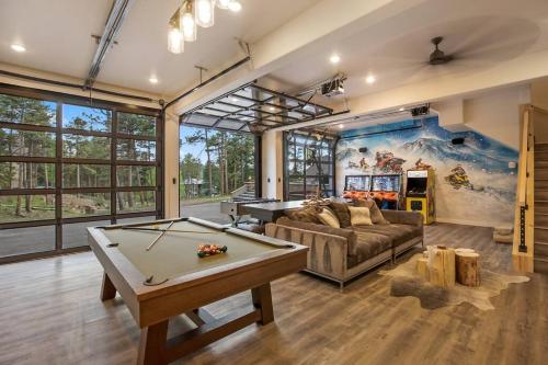 Family Paradise with Indoor Pool in Woodland Park, USA