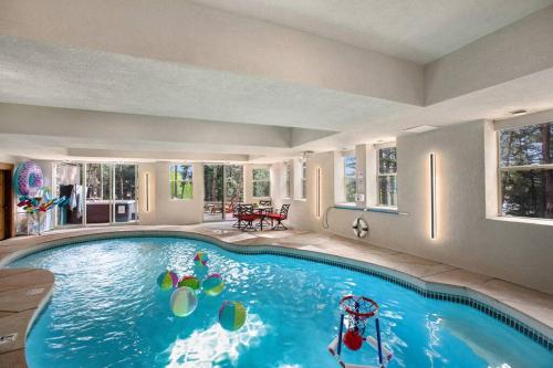 Family Paradise with Indoor Pool in Woodland Park, USA
