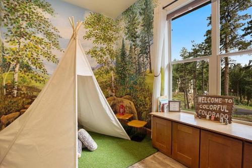 Family Paradise with Indoor Pool in Woodland Park, USA